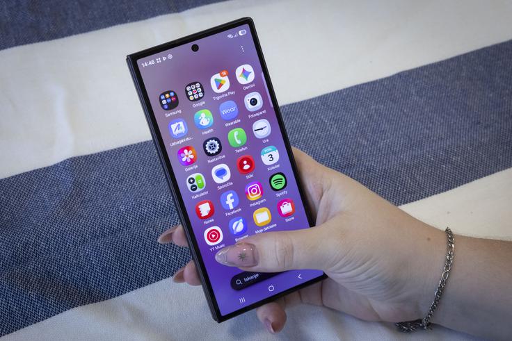 Samsung Galaxy Z Fold8 Ultra ohranja obliko dozdajšnjih foldov, a z vidnimi evolucijskimi izboljšavami. | Foto: Gaja Hanuna