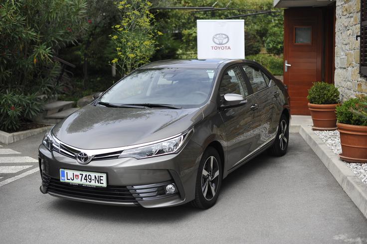 Corolla je v Evropi in Sloveniji namenjena starejši populaciji, ki ne potrebuje več petvratnega vozila. Sto kupcev pri nas naj bi prepričala kot limuzina z legendarnim slovesom, zanimivim videzom, udobjem, kakovostjo in izpopolnjeno vozno dinamiko. | Foto: Aleš Črnivec