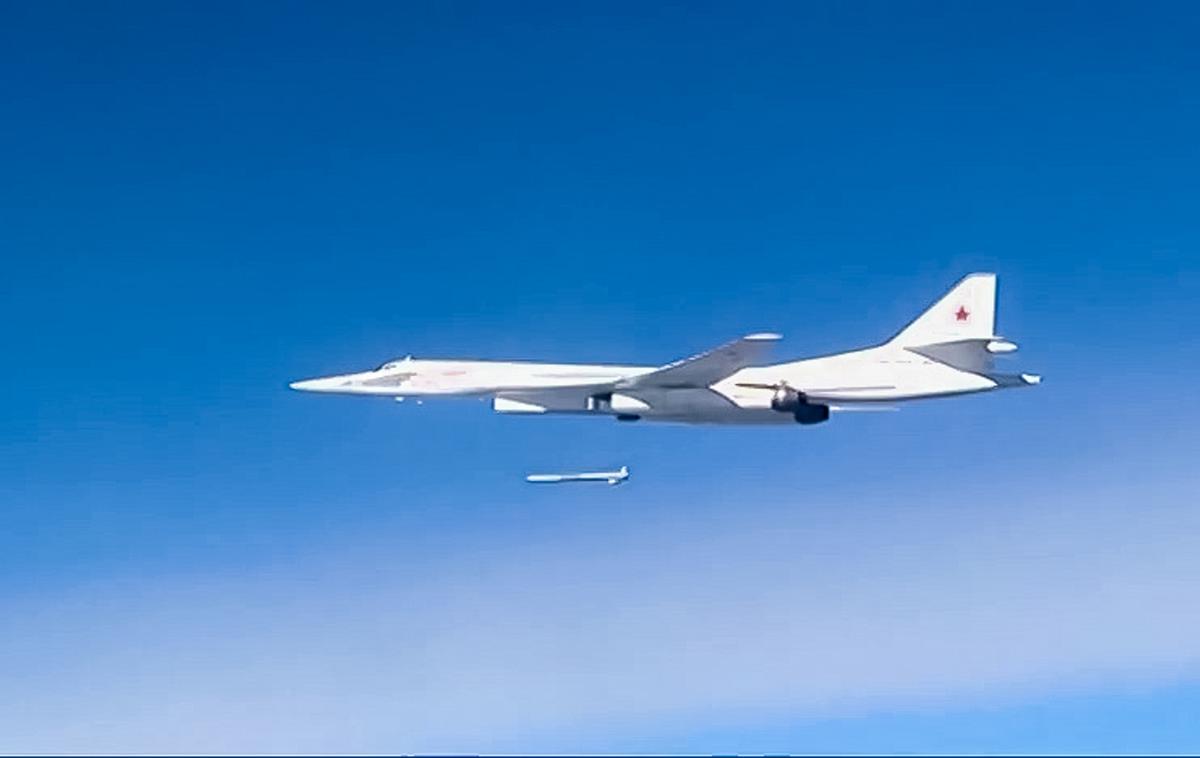 Ruski strateški bombnik Tu-160 | V ruskih načrtih napadov na cilje na Japonskem in v Južni Koreji imajo ključno vlogo ruski strateški bombniki Tu-160, oboroženi z manevrirnimi izstrelki Kh-101. Na fotografiji: Tu-160 v Siriji izstreljuje manevrirni izstrelek Kh-555. | Foto Guliverimage