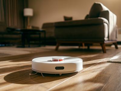 Z robotskim sesalnikom zasačil nezvesto ženo in zato končal v zaporu