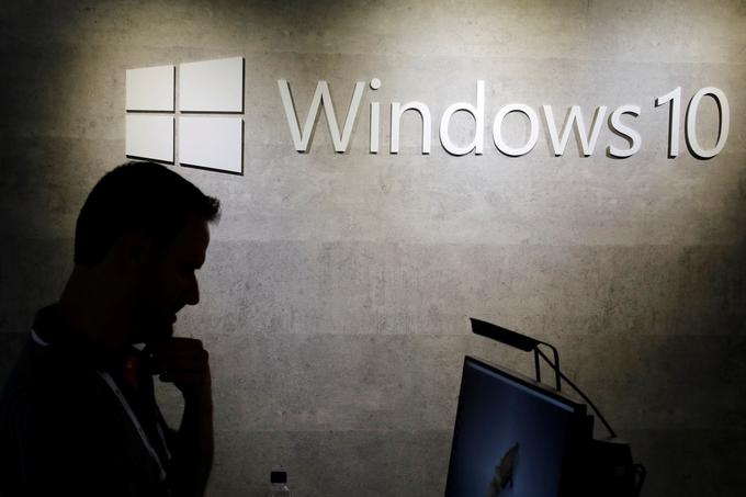 Microsoft je z Windows 10. decembra lani po številu uporabnikov končno prehitel Windows 7, a cilja, ki si ga je poleti 2015 zastavil pred izidom "desetke", še vedno ni dosegel. Pri Microsoftu so želeli, da bi bili Windows 10 v treh letih po izidu nameščeni na eni milijardi naprav, septembra 2018 pa so dosegli "šele" 700 milijonov namestitev.  | Foto: Reuters