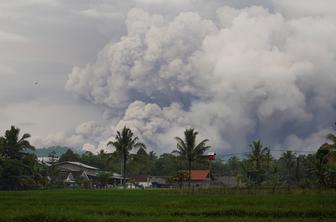 V Indoneziji izbruhnil vulkan Semeru #video