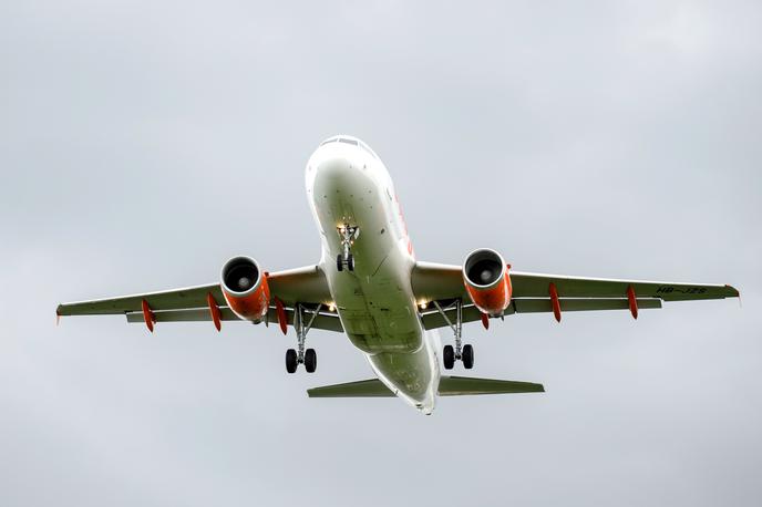 Letalo Easy Jet | Številne letalske družbe trenutno letijo na velike razdalje okoli kriznih območij, zaradi česar se podaljšajo leti, ki trajajo tudi do nekaj ur. | Foto Guliverimage