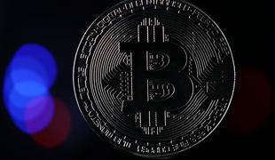 Zgodovinski dan za bitcoin: padla je magična meja!