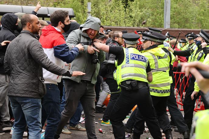protesti Manchester United | Veliki angleški derbi bi moral biti odigran v nedeljo, a je bil zaradi spopad navijačev s policijo prestavljen. | Foto Reuters