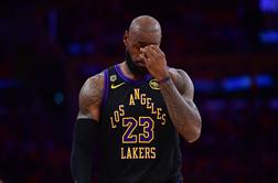 LeBron James je le skomignil z rameni