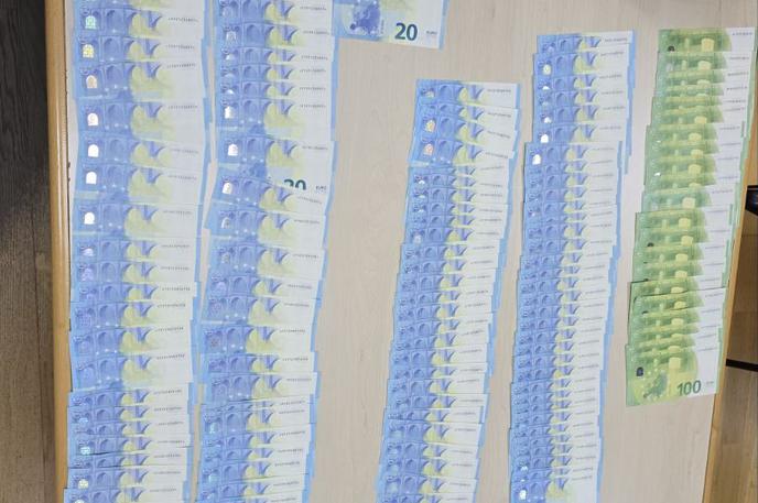 Ponarejeni bankovci | 30-letniku so zasegli več ponarejenih bankovcev za 20 in sto evrov.  | Foto PU Maribor