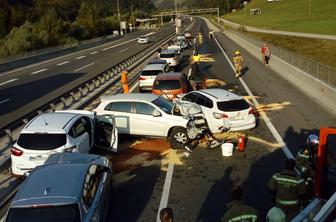 Na štajerski avtocesti trčilo 12 vozil #video #foto