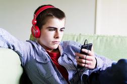Ali tudi vaš otrok posluša preglasno glasbo?