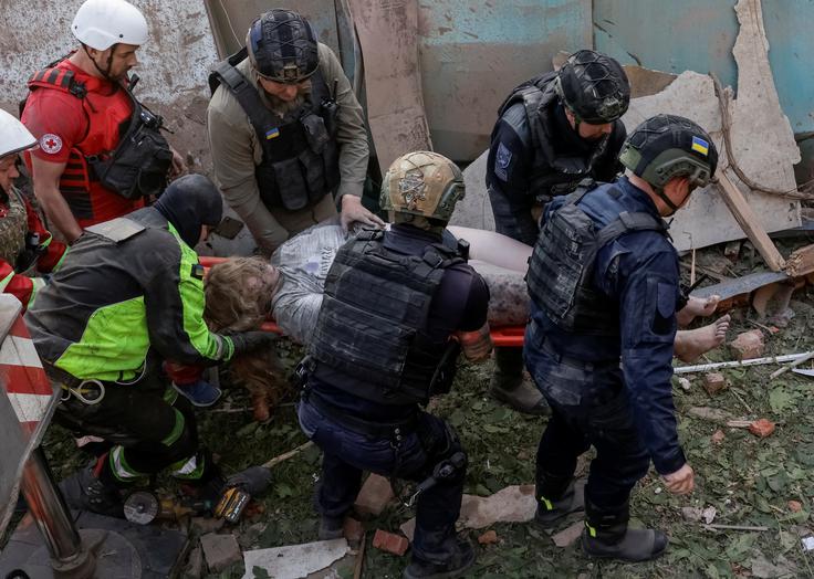 Grozljivi prizori iz napadenega mesta.  | Foto: Reuters