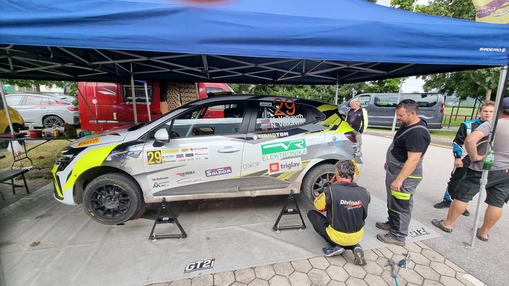 Dirkalni renault clio rally5 Mitje Velkavrha in Nine Gorenc Velkavrh.  | Foto: Gregor Pavšič