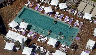 Barcelona ženskam dovoljuje kopanje zgoraj brez na vseh javnih bazenih