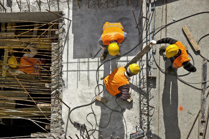 Varnost, delavci | Na ministrstvu za javno upravo so pojasnili, da bodo lahko tujci, takoj ko vložijo vlogo za delovno dovoljenje, že začeli delati. | Foto Shutterstock
