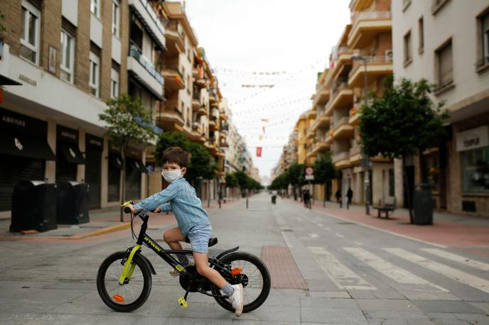 Španija koronavirus | Ravno danes so v Španiji otrokom prvič po šestih tednih dovolili, da lahko zapustijo stanovanja v spremstvu staršev. | Foto Getty Images