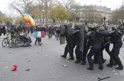 V Parizu spopadi med policijo in podnebnimi aktivisti, okoli 100 aretiranih (foto)
