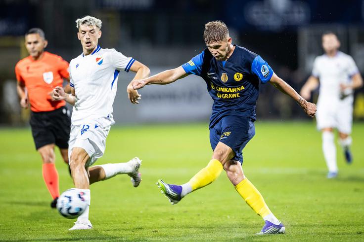 Da Sigma po pristopu k igri spominja na Banik, je prepričan branilec Celja Artemijus Tutyškinas. Pojasnil je, da tudi igra Sigma sloni na visoki intenziteti in veliko dvobojih. ''Morali bomo biti pozorni in se primerno odzvati. Če bomo naredili tisto, kar je v svojem načrtu pripravil trener, bomo lahko mirni in samozavestni," je Litovec prepričan, da bi se lahko v korist Celja razpletel tudi dvoboj na Češkem. | Foto: Jure Banfi