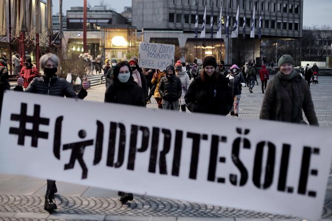 Na Trgu republike v Ljubljani se je popoldne zbralo okoli sto protestnikov. | Foto: STA ,