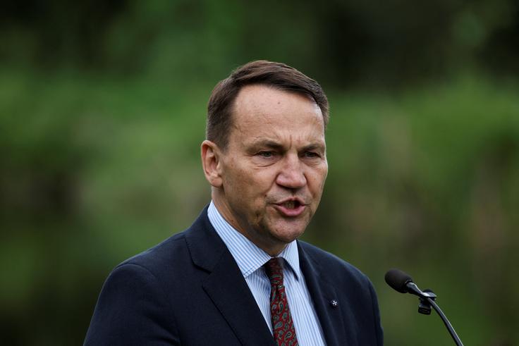To je Sikorski še očital Rusiji: "Vemo, da vas mednarodno pravo ne zanima in da niste sposobni živeti v miru s svojimi sosedi. Vaš nori nacionalizem nosi v sebi hrepenenje po prevladi, ki se ne bo ustavilo, dokler ne spoznate, da je doba imperijev končana in da vaš imperij ne bo obnovljen." | Foto: Guliverimage