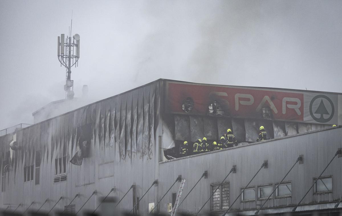 Požar SPAR Letališka. | Foto Bojan Puhek