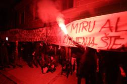 Dogajanje v Novem mestu se stopnjuje, protestniki zakurili bakle #vŽivo