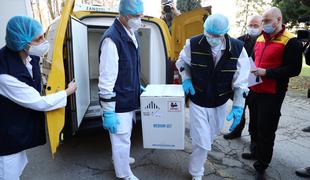 V Italiji prva pošiljka cepiva. Tovornjake spremljajo karabinjerji.
