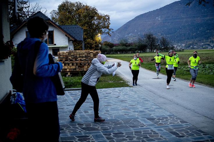 Slovenski ljubitelji teka so letošnji ljubljanski maraton pretekli precej drugače kot prejšnja leta. Na lokaciji, ki so jo sami izbrali, in na dan znotraj zadnjega tedna v oktobru, ko so se najbolje počutili. Skupina tekačic iz Tržiča, t. i. Anine tekačice, je svojo "desetko" pretekla že 23. oktobra. | Foto: Ana Kovač