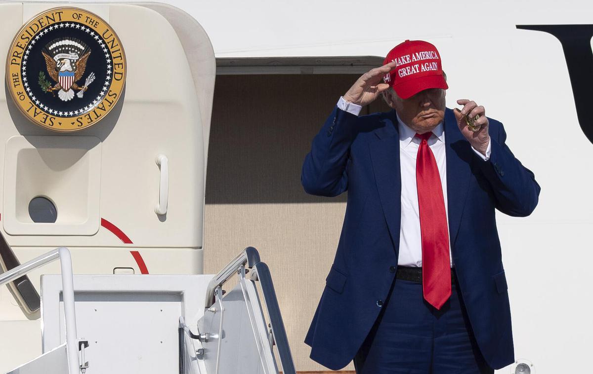 Donald Trump | Donald Trump si je za zdaj premislil glede carin za Švico. Nekateri Švicarji se bojijo, da je Švica preveč popustila Trumpu, nekateri Američani pa so prepričani, da je Trump popustil Švici, ker so ga švicarska podjetja obdarovala z izdelki iz zlata. | Foto Guliverimage