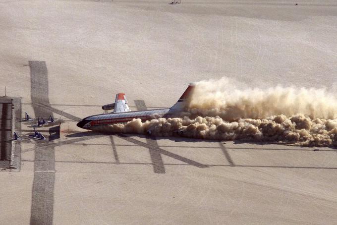 Čeprav namerni ponesrečen pristanek ni bil najbolj "čist", saj se je letalo tal dotaknilo postrani, je upravljavcu letala vseeno uspelo zadeti ozek prostor med betonskimi stebri, ki so preluknjali rezervoarje za gorivo. | Foto: NASA
