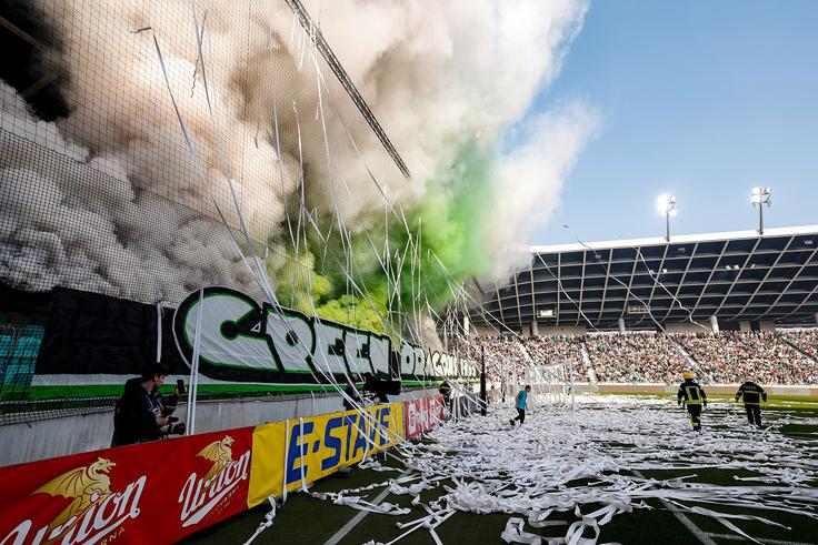 Navijači Olimpije so poskrbeli za nekajminutno prekinitev srečanja. | Foto: Aleš Fevžer