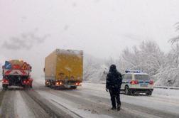 Sneženje se bo umirilo, Arso opozarja na močno burjo (VIDEO)