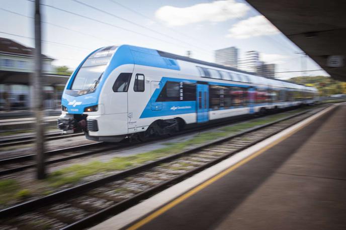 Vlak, Slovenske železnice | Nesreča se je zgodila, ker se moški ni odzival na znake strojevodje. | Foto STA