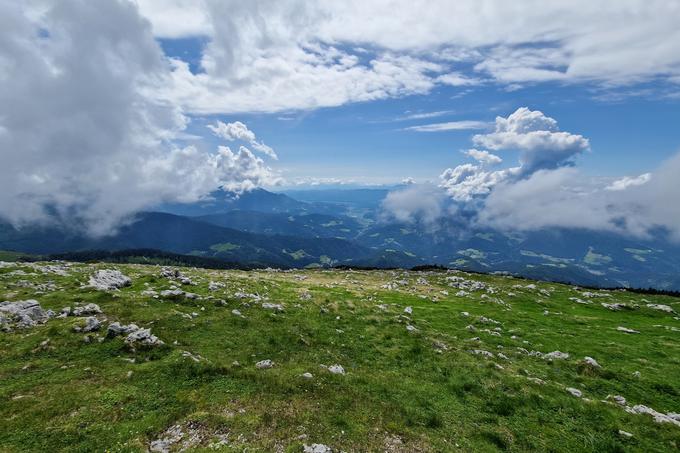 Pogled z vrha proti jugo, a sta levo Golte in desno Menina v oblakih. | Foto: Matej Podgoršek