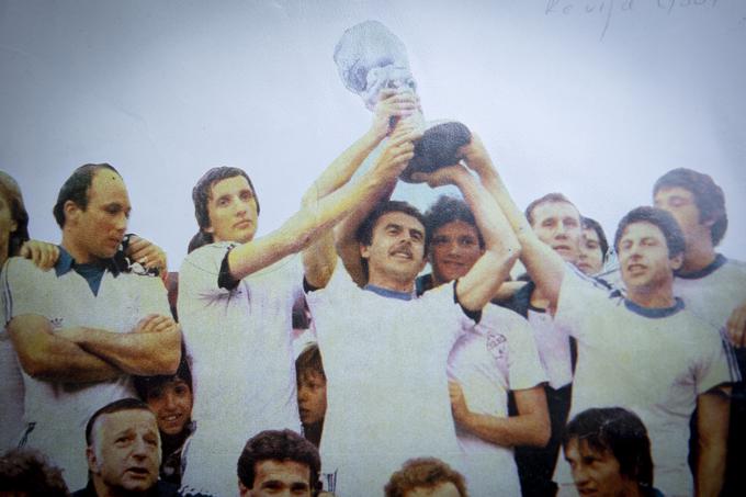 Konec sedemdesetih letih prejšnjega stoletja je Rijeki uspel pravi nogometni podvig, saj je v močni konkurenci kar dvakrat zapored osvojila jugoslovanski pokal. Najboljša je bila 1978 in 1979. Fegic je tako večkrat dvignil v zrak pokal, težak kar 25 kg. | Foto: Osebni arhiv