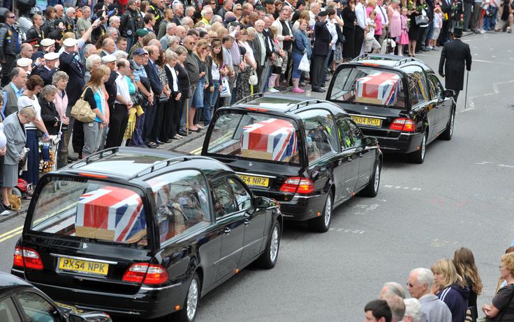 Stavridis: "Evropske države so v zadnjih desetletjih dokazale svojo pripravljenost za sodelovanje v skupnih operacijah, zato je verjetno, da bi se pridružile tudi tokrat – ob pogoju, da diplomacija ne prinese rešitve. Ključno pa je, da sodelovanje temelji na partnerstvu in spoštovanju, ne pa na pritisku ali poniževanju. Na fotografiji: trupla britanskih vojakov, ki so umrli po eksplozijah v Afganistanu.  | Foto: Guliverimage