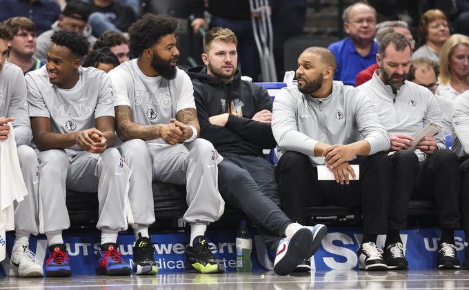 Luka Dončić bo podobno kot na petkovi tekmi z LA Clippers zgolj sedel na klopi. Dallas je v tej sezoni brez njega odigral sedem tekem. Pet jih je dobil, dve pa izgubil. | Foto: Reuters