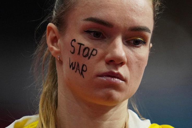 Jana Hladičuk Ukrajinska skakalka s palico Jana Hladičuk je s protivojnim sporočilom na licu opozorila na dogajanje v svoji domovini. | Foto: Reuters