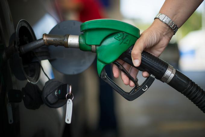 Več kot polovica maloprodajne cene bencina in dizla so dajatve državi. Na ceno goriv seveda vplivajo tudi tečajna nihanja, saj se z nafto na svetovnih trgih trguje v ameriških dolarjih.  | Foto: Matej Leskovšek
