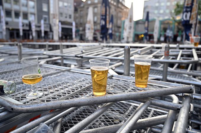 Po tekmi so se mestne ulice hitro izpraznile. Pivo je ostalo. | Foto: AP / Guliverimage