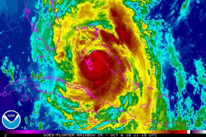 Samo oko orkana Matthew ima premer 75 kilometrov, meteorologi še niso povsem prepričani, kam se bo obrnil. | Foto: Reuters