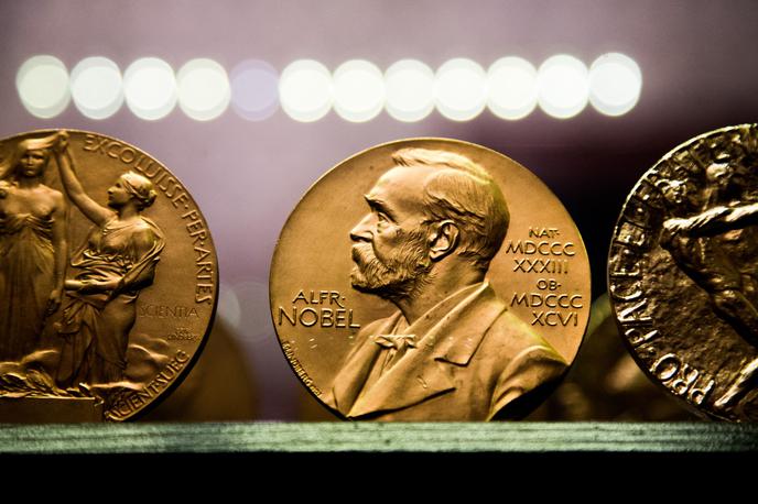 Nobelova nagrada | Nobelove nagrade tradicionalno podelijo 10. decembra, na obletnico smrti Alfreda Nobela. Vsaka nagrada dobitniku prinaša ček v višini 10 milijonov švedskih kron (900.000 evrov). Če je dobitnikov več, se ta znesek med njimi razdeli. | Foto Shutterstock