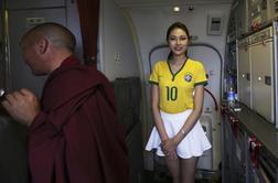 Kitajske stevardese v seksi krilcih in brazilskih dresih