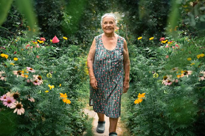 starejša ženska | Maria Branyas je imela aktivno družabno življenje ter hobije, kot so branje, igranje klavirja in urejanje vrta. Z drugimi besedami – imela je vsestransko življenje. Fotografija je simbolična. | Foto Shutterstock