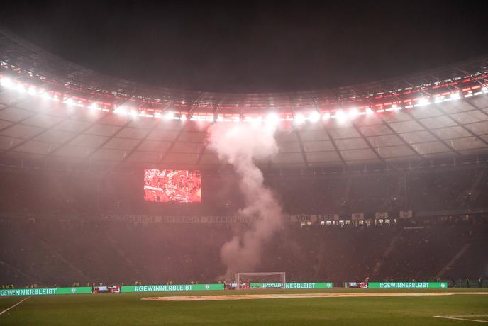 Eintracht bo zaradi navijačev segel globoko v žep