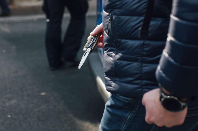 Napad z nožem | Povzročili so za okoli 350 evrov materialne škode. Policisti nadaljujejo zbiranje obvestil za izsleditev storilcev in bodo o vseh okoliščinah obveščali pristojno državno tožilstvo. Fotografija je simbolična. | Foto STA