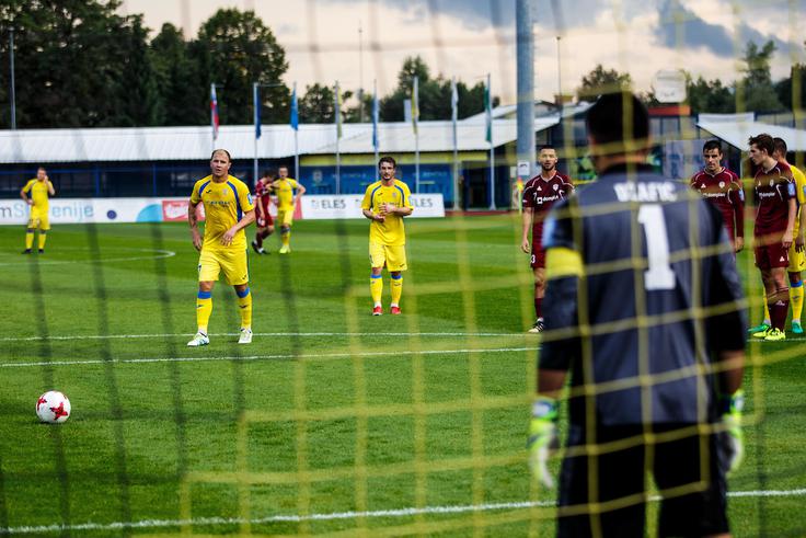 Senijad Ibričić je v gol spremenil enajstmetrovko za Domžale. | Foto: Grega Valančič/Sportida