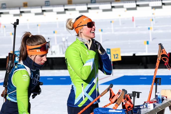 Lena Repinc, Anamarija Lampič | Danes je bilo na uradnem treningu biatlonk sončno, jutri utegne snežiti. | Foto Aleš Fevžer