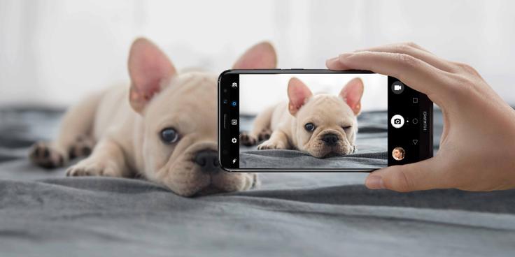 S pametnim telefonom danes opravimo mnogo različnih vsakdanjih nalog. Za te smo nekoč potrebovali tudi do deset ločenih naprav, pravi psihoterapevtka Tina Bončina. | Foto: 
