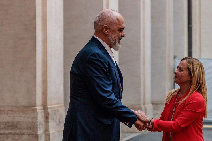 Odnosi med Rimom in Tirano so dobri, tudi zato, ker Italija potrebuje Albanijo zaradi migrantskega vprašanja. Novembra 2023 sta tako Italija in Albanija sklenili sporazum, po katerem bodo vse prosilce za azil, ki jih rešijo italijanske ladje v Sredozemlju, prepeljali v obalno mesto Shëngjin na severu Albanije. Po sporazumu bodo prosilci za azil nastanjeni v dveh centrih v Albaniji pod pristojnostjo Italije. Potem ko bo azilni proces končan, pa bodo prosilce odstranili iz države. Albanski parlament je sporazum ratificiral februarja letos. Na fotografiji: italijanska premierka Giorgia Meloni in njen albanski kolega Edi Rama. Italija je torej velika zaveznica Albanije. | Foto: Guliverimage