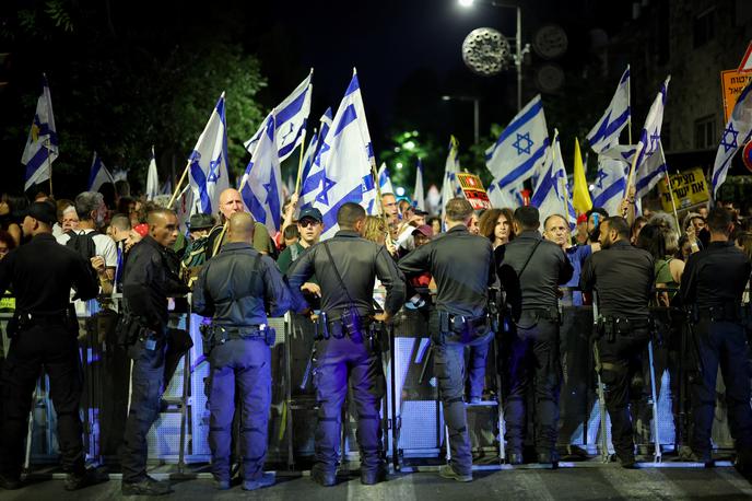 protesti, Jeruzalem, Izrael | Množični protesti ob sobotah v več mestih v Izraelu redno potekajo že več mesecev, vendar v zadnjem času postajajo številčnejši in pogostejši. | Foto Reuters