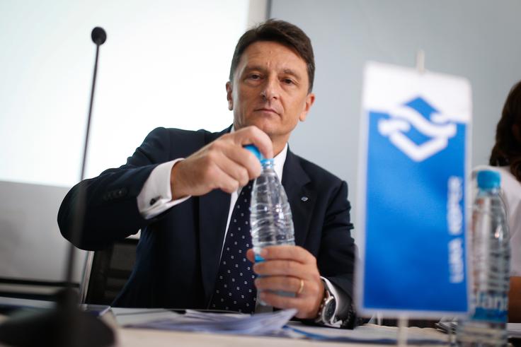 Prvi mož uprave Dragomir Matić se je znašel v primežu Mladena Jovičića in Stojana Čeparja. | Foto: STA ,